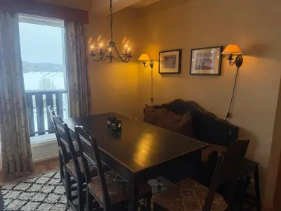 a dining room with a table and a couch at 3-Roms Leilighet Nær Alle Beitostølens Fasiliteter in Beitostøl