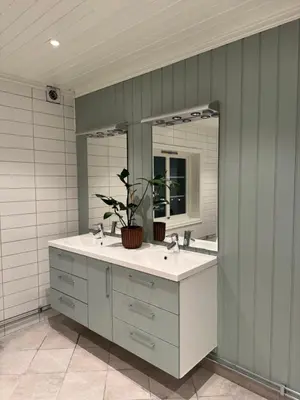 a bathroom with a sink and a mirror at Huset i den lykkelige gaten in Elverum
