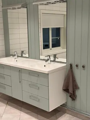 a bathroom with two sinks and a mirror at Huset i den lykkelige gaten in Elverum