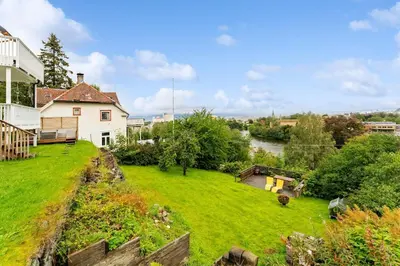 a view of a yard with a house at Modern 3-bedroom apartment with a view in Trondheim
