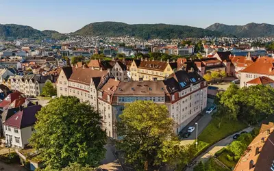 an aerial view of the city of brasov at Moderne leilighet med sjøgløtt og balkong in Bergen