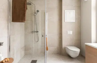 a bathroom with a shower and a toilet at Lev livet i Bergen - Stor moderne leilighet in Bergen