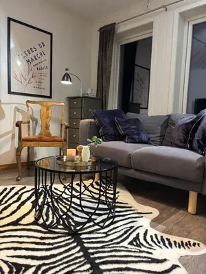 a living room with a couch and a table at Moderne leilighet med 2 soverom for jobb og ferie in Raufoss