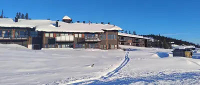 a building in the snow with a ski trail at Synnseter in Lii