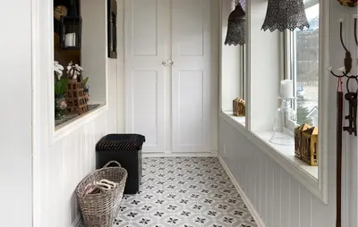 a hallway with aoyer with white walls and a white and black floor at Beach Front Home In Rovde With Wifi in Rovde