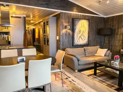 a living room with a couch and a table at Bjønabakkens oase in Beitostøl
