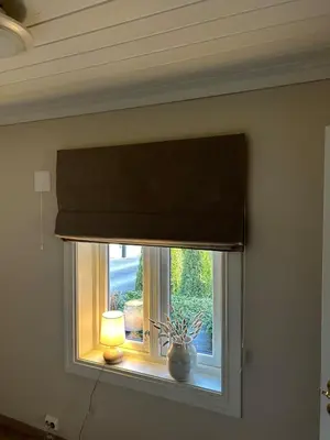 a window with a window shade and a lamp at Olastova, et koselig lite hus i nær Stryn sentrum in Stryn
