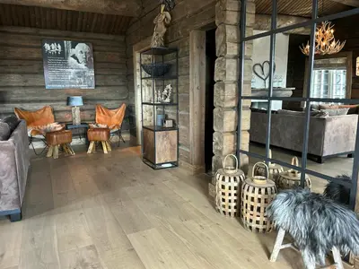 a living room with furniture in a log cabin at Fjellhytte Med Panorama På Toppen Av Norefjell in Noresund