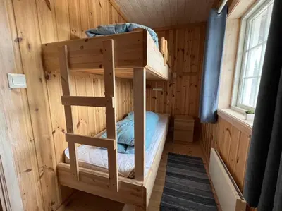 a room with two bunk beds in a cabin at Idyllisk feriested in Gol
