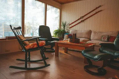 a living room with chairs and a couch at Solyun in Hol