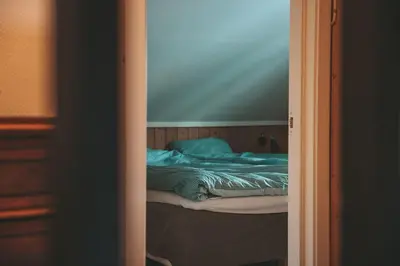 a bedroom with a bed in a mirror at Solyun in Hol