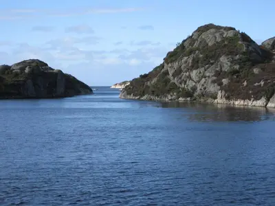 a view of the ocean between two rocky islands at Hagland Lille Haugesund 8x Ferienhaus incl Motorboot in Hagland