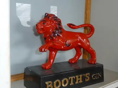 a red lion statue sitting on top of a box at Fossli Hotel in Eidfjord