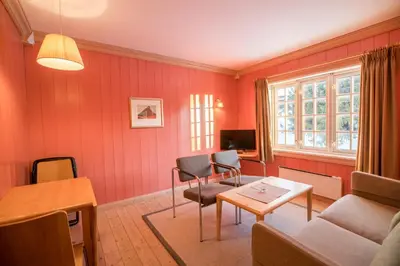 a living room with a couch and a table at Ilsetra Hotell in Hafjell