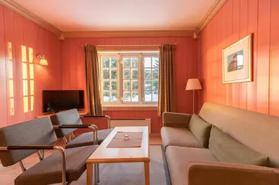 a living room with a couch and a table at Ilsetra Hotell in Hafjell