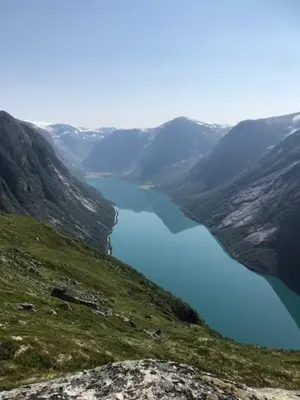 a view of a lake in the middle of a mountain at Kjøsnes Feriehytter in Skei