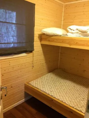 a room with two bunk beds in a cabin at Sponavik Camping in Stord