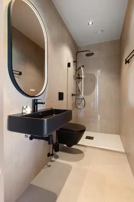 a bathroom with a black sink and a mirror at Bjugn Hotell in Botngard