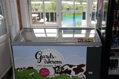 a cooler with a sign that says goats kitchen with cows at Gamlestølen Fjellstue in Etnedal