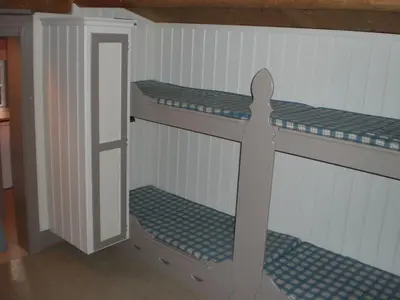 a bunk room with two bunk beds in it at Vekve Hyttetun in Oppdal