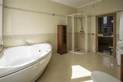 a large bathroom with a tub and a shower at Prize by Radisson, Xhibition Bergen City in Bergen