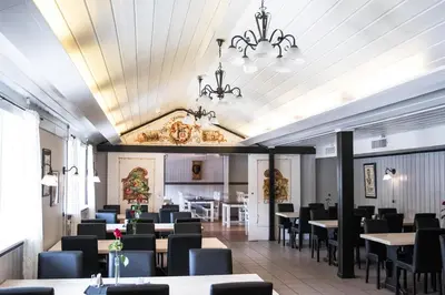 a dining room filled with tables and chairs at Veggli Vertshus in Veggli