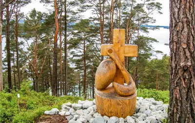 a statue of a wooden cross and a tree at Gorgeous Home In Førde I Hordaland in Førde