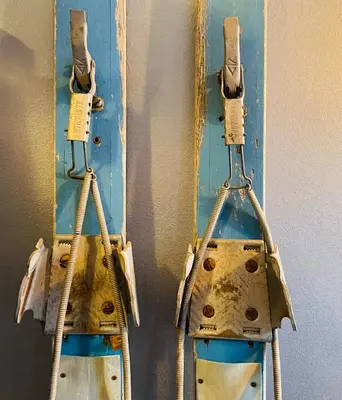 two pieces ofusted equipment hanging on a wall at Herangtunet Mountain Lodge in Heggenes