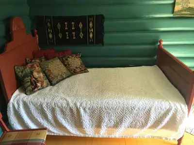 a bed in a room with green walls at Løngdal in Tuddal