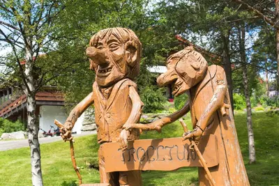 a statue of two people standing next to each other at Trolltun Hotel & Hytter in Dombås