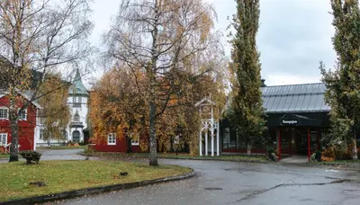 an empty street in a town with a building at Bårdshaug Herregård in Orkanger