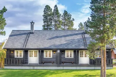 a wooden house with a gambrel roof at Geilolia Hyttetun in Geilo