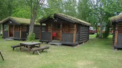 a log cabin with a picnic table in front of it at Weistad in Heidal