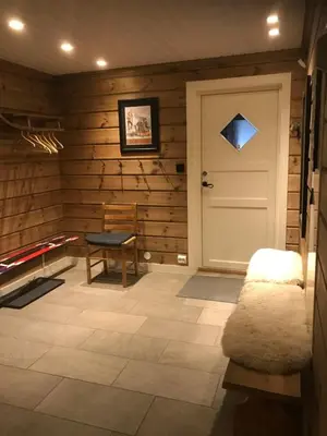 a room with a door and a bench and a table at Remestøylflotti Hyttegrend in Hovden