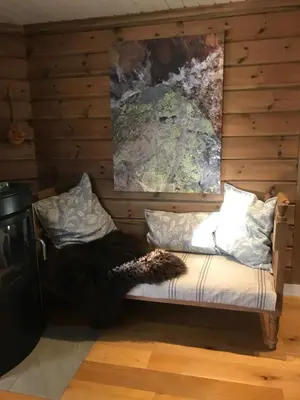 a room with a bed with a painting on the wall at Remestøylflotti Hyttegrend in Hovden