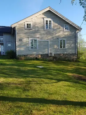 an old house on a grassy yard at Bakken Gårdshus in Rendalen