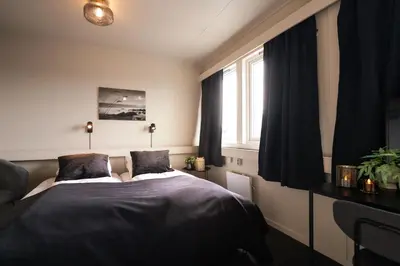 a bedroom with a bed and a window at Ågotnes Motell in Ågotnes