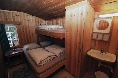 a small room with two bunk beds and a sink at Putten Seter in Høvringen