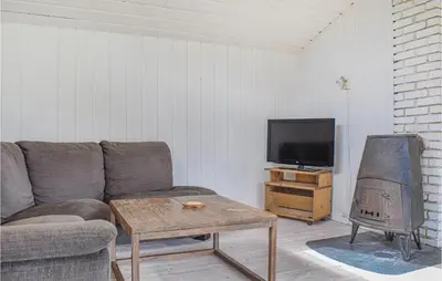 a living room with a couch and a tv at 2 Bedroom Cozy Home In Vallavik in Vangsbygd