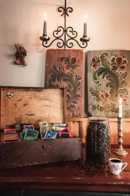 a table with a wooden chest with two candles on it at Venabu Fjellhotell in Venabygd