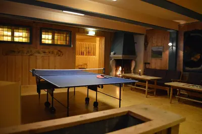 a ping pong table in the middle of a room at Høvringen Fjellstue in Høvringen