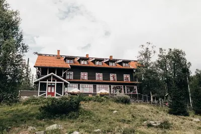 a large house sitting on top of a hill at Tuddal Høyfjellshotel in Tuddal