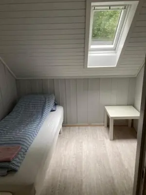 a small bedroom with a bed and a window at Voss Interlake in Skulestadmo