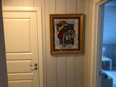 a painting of a dog hanging on a wall at Voss Interlake in Skulestadmo
