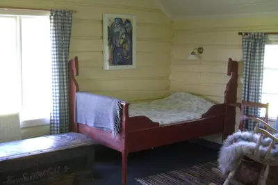 a small bedroom with a bed and a window at Kvebergsøya Gard in Grimsbu