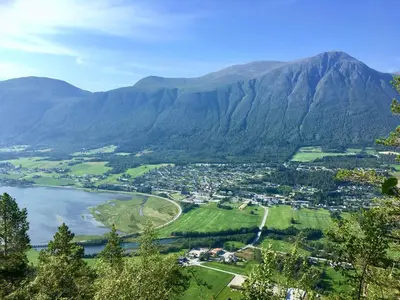 a view of a town with a lake and mountains at Heinåli Hytta in Isfjorden