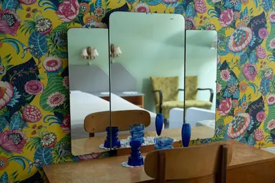 a dressing room with a mirror and a table at Akrafjorden Nature B&B AS in Fjæra