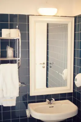 a bathroom with a sink and a mirror at Rondane Høyfjellshotell in Mysusæter