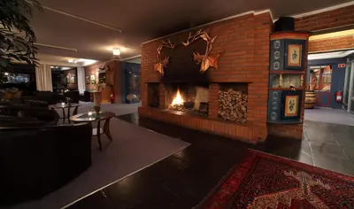 a living room with a fireplace in a restaurant at Rauland Høgfjellshotell in Rauland
