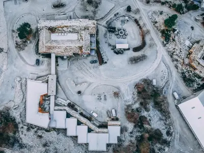 an aerial view of a snow covered street at Dolmsundet Hotell Hitra in Melandsjøen